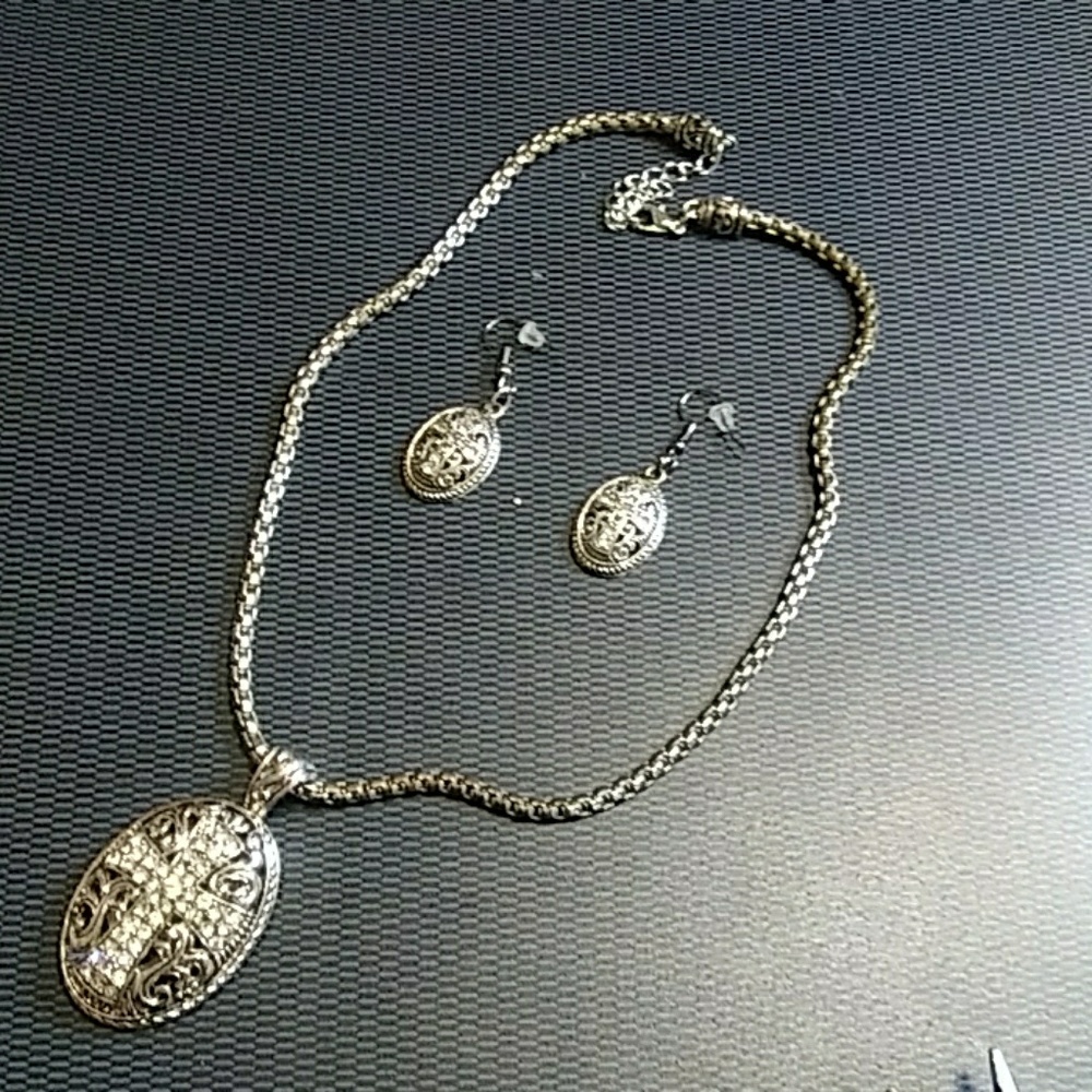 Necklace / earring set